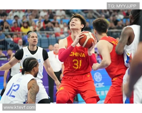 男篮中国对阵黄蜂腾讯精彩赛事回顾与分析，球迷热情高涨助威现场气氛火热