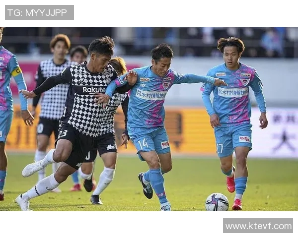 鸟栖砂岩与东京FC的激烈对决展现足球魅力与团队精神的较量